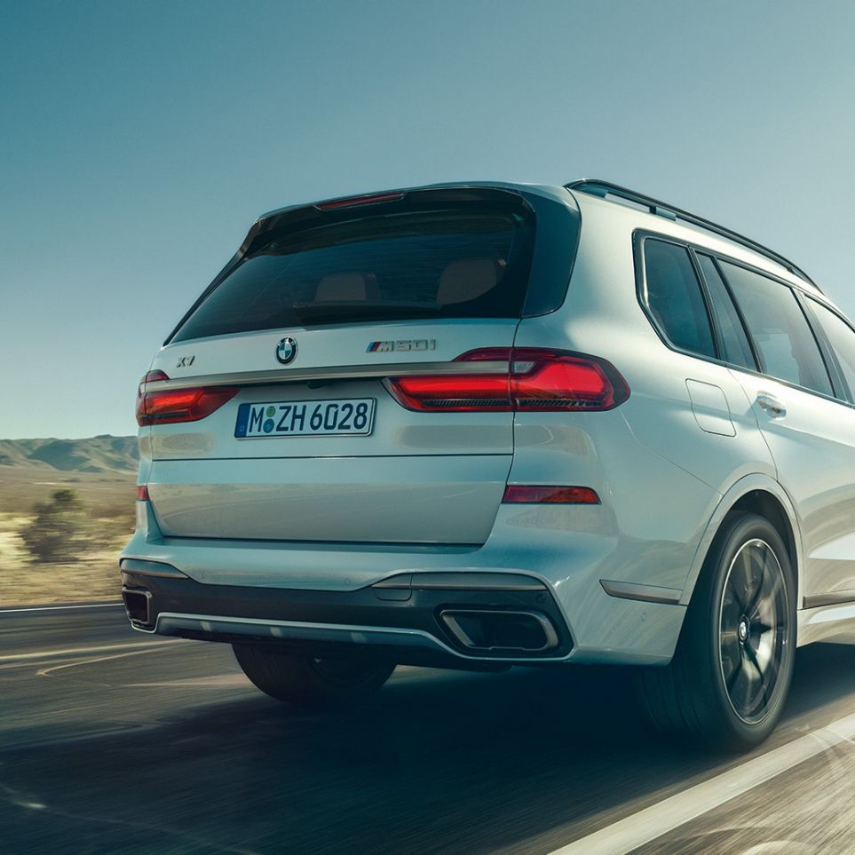 BMW X7 M50i, näkymä takaa BMW X7 M50i Mineral White, ajaa, näkymä takaa, G07, 2019