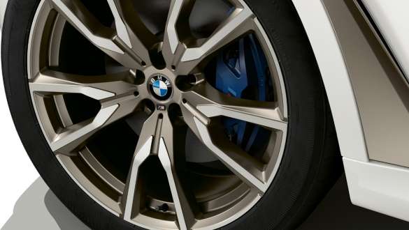 BMW X7 M -auto ja M Sport -jarrut G07 2019 BMW X7 M -auto ja M Sport -jarrut G07 2019, tarkennettu kevytmetallivanteeseen