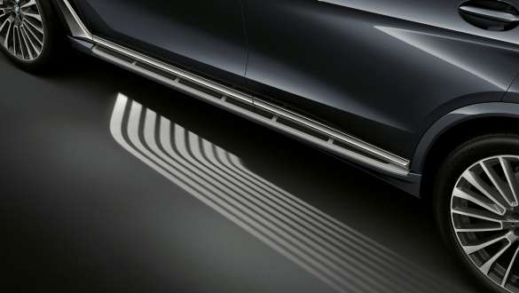 BMW X7 M -auto ja Welcome Light Carpet -ulkovalomatto G07 2019 BMW X7 M -auto ja Welcome Light Carpet -ulkovalomatto G07 2019