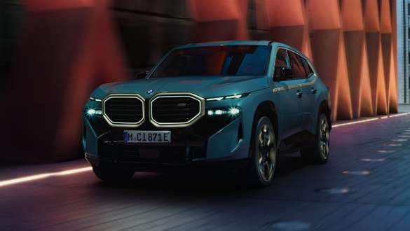 BMW XM G09 Plug-in Hybrid, näkymä sivusta BMW XM G09 Plug-In Hybrid, näkymä sivusta rakennuksen edessä
