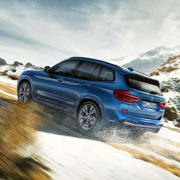BMW X3 M40i ajamassa ylämäessä BMW X3 M40i ajamassa ylämäessä