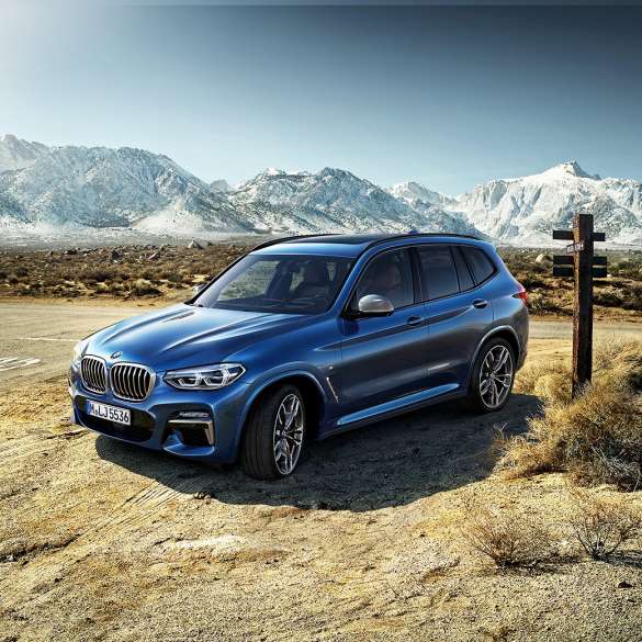 BMW X3 M40i, kolmen neljäsosan kuva keulasta vuoristossa BMW X3 M40i, kolmen neljäsosan kuva keulasta vuoristossa