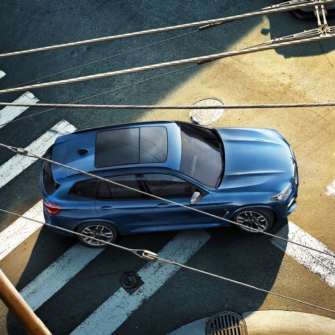 BMW X3 M40i, katto ja konepelti lintuperspektiivistä BMW X3 M40i, katto ja konepelti lintuperspektiivistä