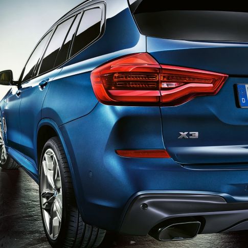BMW X3 M40i, kolmen neljäsosan kuvan perästä, jossa LED-takavalot BMW X3 M40i, kolmen neljäsosan kuvan perästä, jossa LED-takavalot