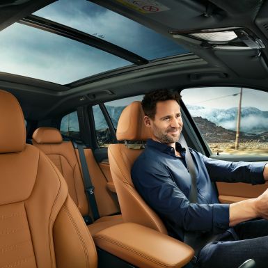 BMW X3 M40i, mies ohjamassa autoa ohjaamossa BMW X3 M40i, mies ohjamassa autoa ohjaamossa