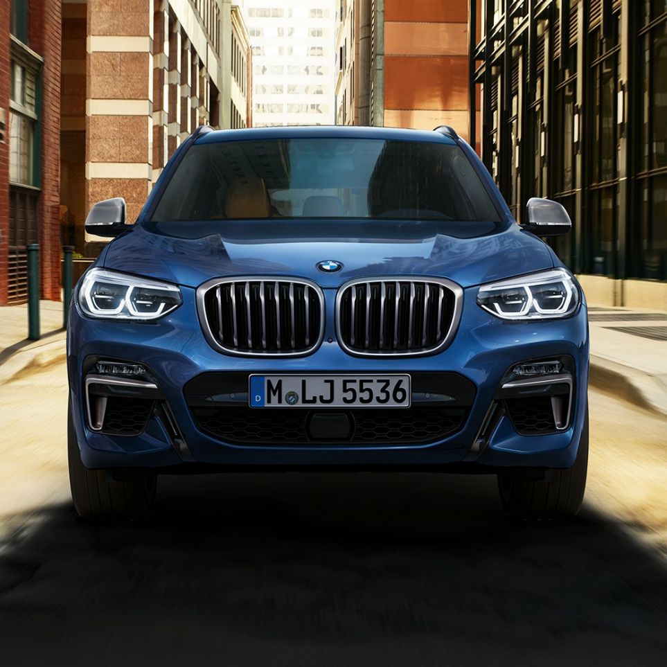BMW X3 M40i, kuva edestä kaupunkimaisemassa BMW X3 M40i, kuva edestä kaupunkimaisemassa