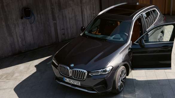 Plug-in-hybriditeknologia, BMW X3 xDrive30e G01 Sophisto Grey 2021 Plug-in-hybriditeknologia, BMW X3 xDrive30e G01 Sophisto Grey, kolmen neljäsosan näkymä keulasta 2021