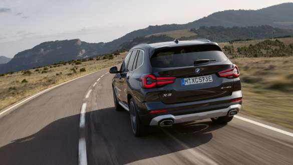 BMW X3 xDrive30e:n käyttötilat. Plug-in hybrid BMW X3 xDrive30e G01 Sophisto Grey, käyttötilat, kuva liikkeellä olevan auton perästä 2021
