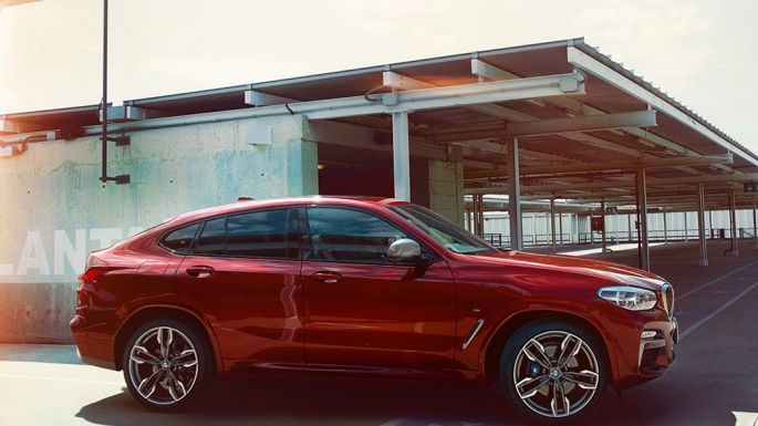Urheilullinen siluetti, BMW X4 Urheilullinen siluetti, BMW X4 M40i G02 2018 Flamenco Red Brilliant Effect, sivunäkymä
