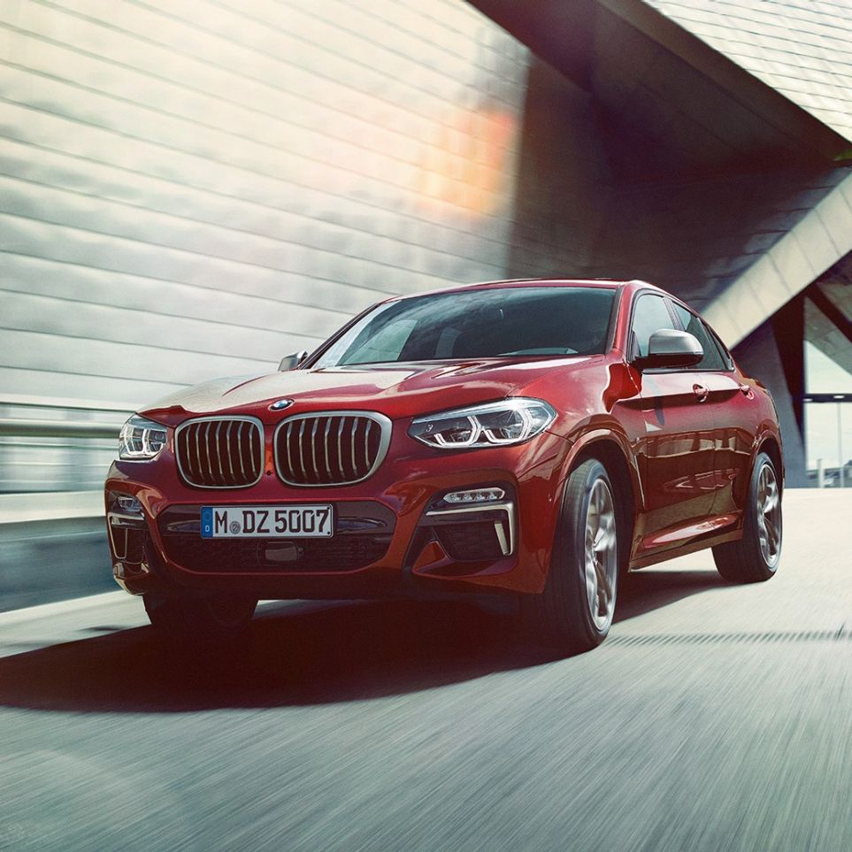 Kolmen neljäsosan näkymä etuosasta, BMW X4 BMW X4 M40i G02 2018 Flamenco Red Brilliant Effect, kolmen neljäsosan näkymä etuosasta
