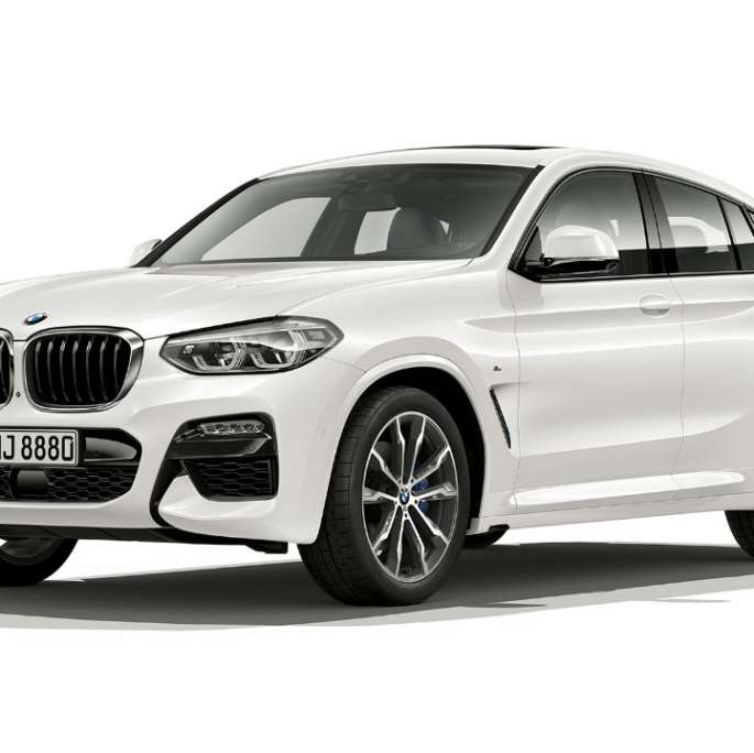 Kolmen neljäsosan näkymä etuosasta, BMW X4 Business M Sport BMW X4 xDrive30i Business M Sport G02 2018 Alpine White, kolmen neljäsosan näkymä etuosasta