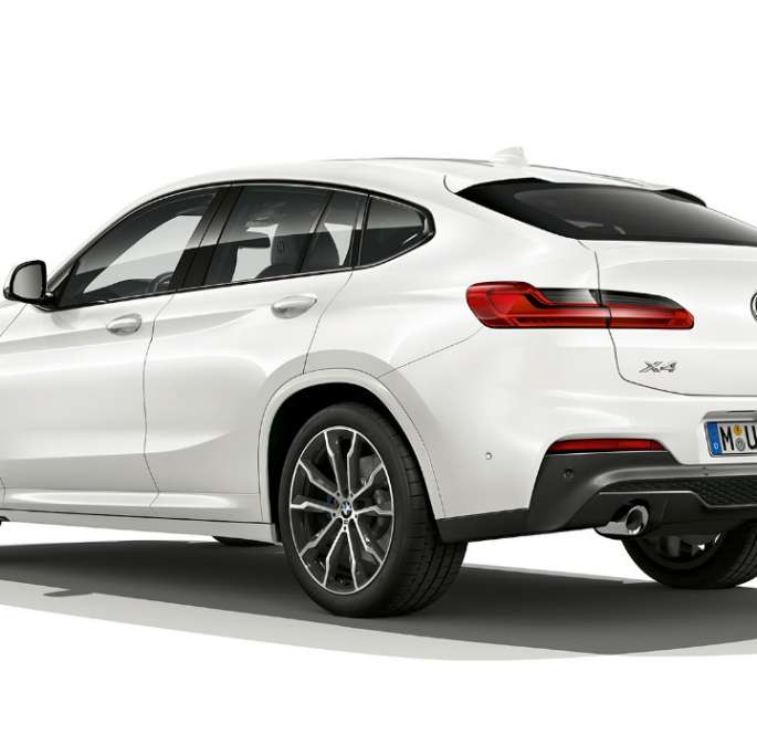 Kolmen neljäsosan näkymä takaosasta, BMW X4 Business M Sport BMW X4 xDrive30i Business M Sport G02 2018 Alpine White, kolmen neljäsosan näkymä takaosasta