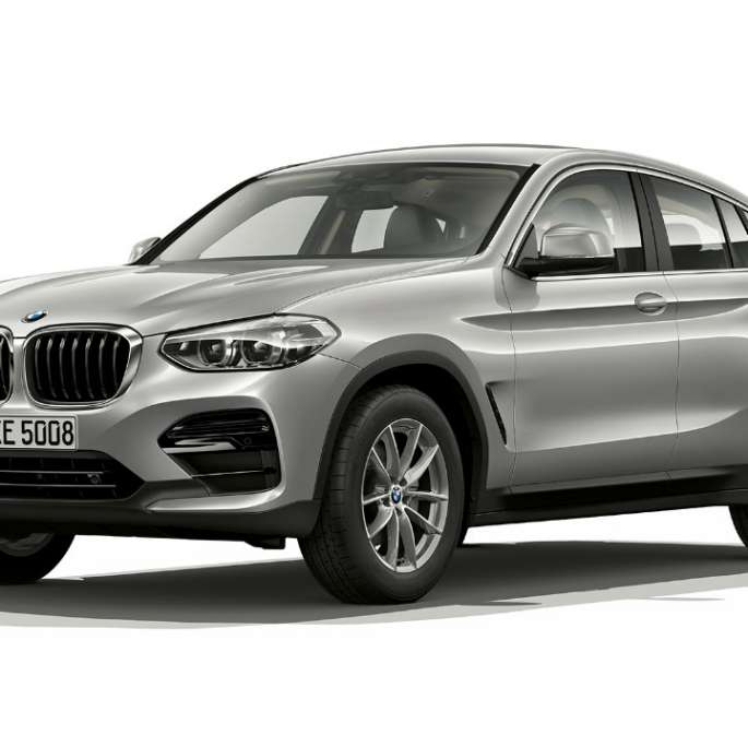 Kolmen neljäsosan näkymä etuosasta, BMW X4 Business-varustelu BMW X4 xDrive20d Business-varustelu G02 2018 Glacier Silver, kolmen neljäsosan näkymä etuosasta