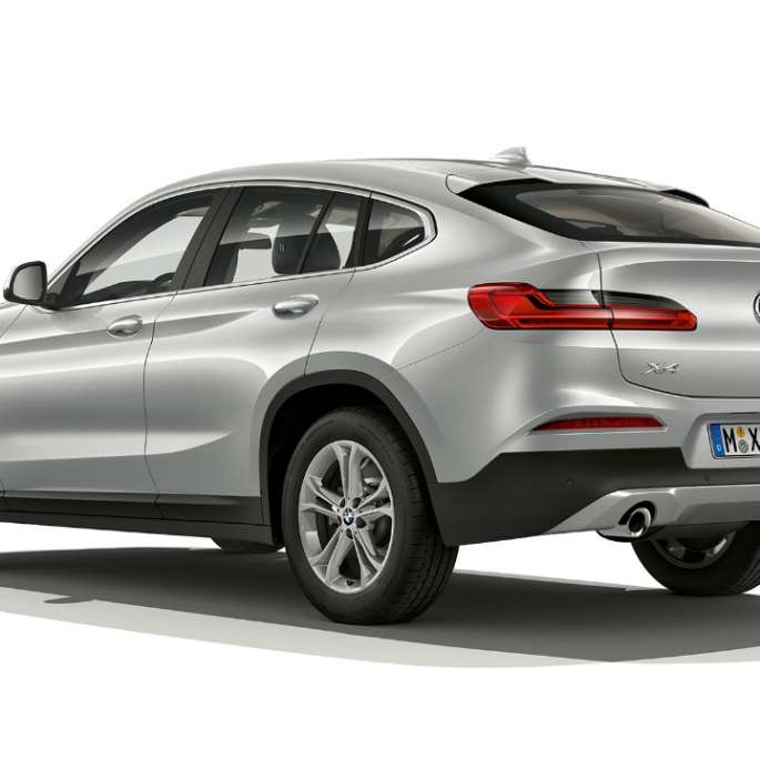 Kolmen neljäsosan näkymä takaosasta, BMW X4 Business-varustelu BMW X4 xDrive20d Business-varustelu G02 2018 Glacier Silver, kolmen neljäsosan näkymä takaosasta