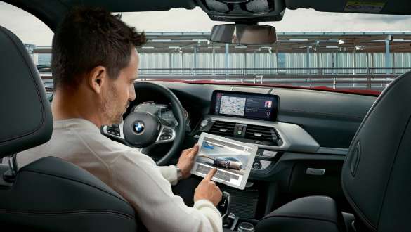 WLAN Hotspot, BMW X4 WLAN Hotspot, BMW X4 G02 2018, mies käyttää tablettitietokonetta BMW-autossa