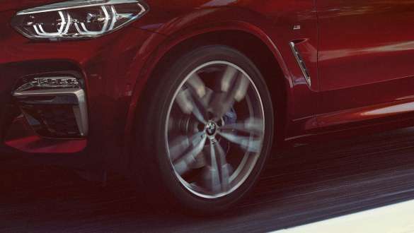 Adaptiivinen M-alusta, BMW X4 Adaptiivinen M-alusta, BMW X4 M40i G02 2018 Flamenco Red Brilliant Effect, kolmen neljäsosan sivunäkymä, jossa alumiinivanne