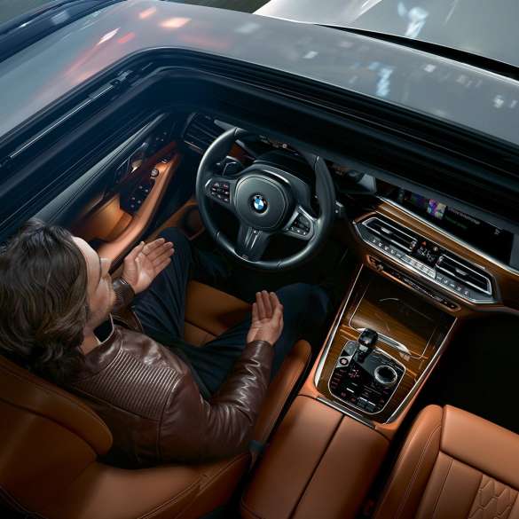 Näkymä panoraamalasikattoluukun läpi, BMW X5 BMW X5 G05 2018 metalliväri Mineral White, näkymä lintuperspektiivistä panoraamalasikattoluukun läpi
