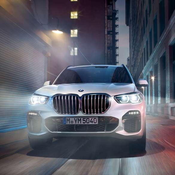 BMW X5, näkymä etuosasta BMW X5 G05 2018 metalliväri Mineral White, näkymä etuosasta