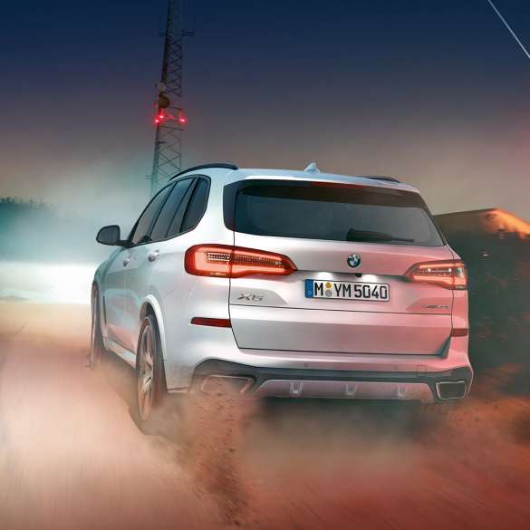 BMW X5 xDrive40i, näkymä takaosasta BMW X5 xDrive40i G05 2018 metalliväri Mineral White, näkymä takaosasta