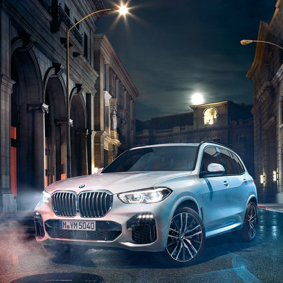 BMW X5, kolmen neljäsosan näkymä etuosasta BMW X5 G05 2018 metalliväri Mineral White, kolmen neljäsosan näkymä yöllä pysähtyneenä olevan auton etuosasta