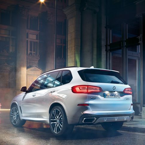 BMW X5 xDrive40i, kolmen neljäsosan näkymä takaosasta BMW X5 xDrive40i G05 2018 metalliväri Mineral White, kolmen neljäsosan näkymä takaosasta