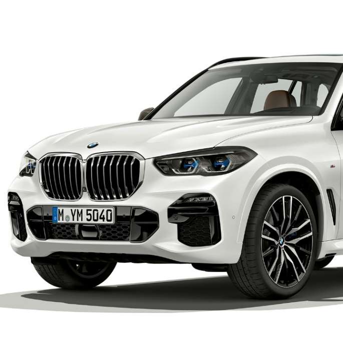 Business M Sport, BMW X5 xDrive40i, kolmen neljäsosan näkymä etuosasta Business M Sport, BMW X5 xDrive40i G05 2018 metalliväri Mineral White, kolmen neljäsosan näkymä etuosasta