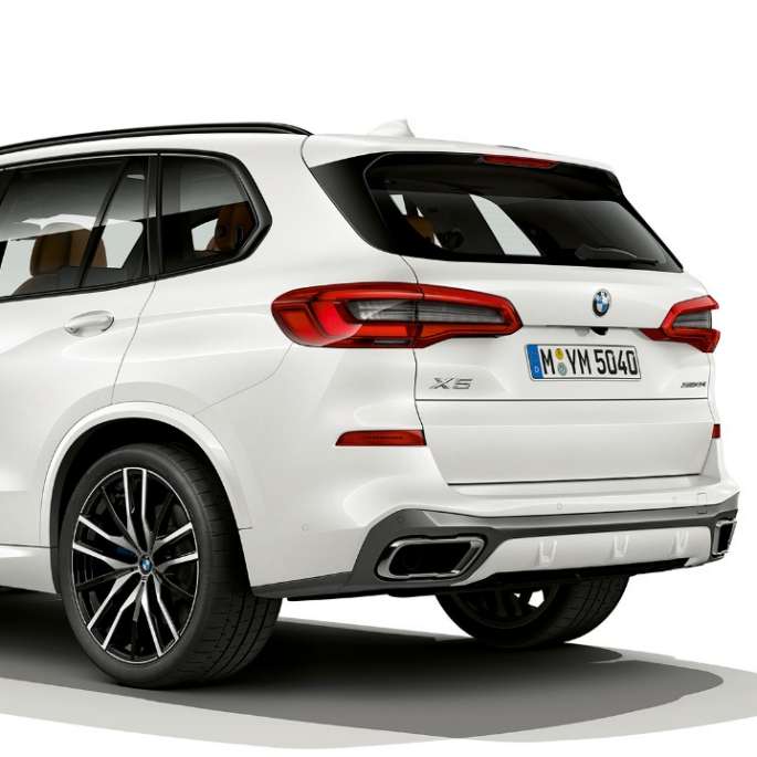 Business M Sport, BMW X5 xDrive40i, kolmen neljäsosan näkymä takaosasta Business M Sport, BMW X5 xDrive40i G05 2018 metalliväri Mineral White, kolmen neljäsosan näkymä takaosasta