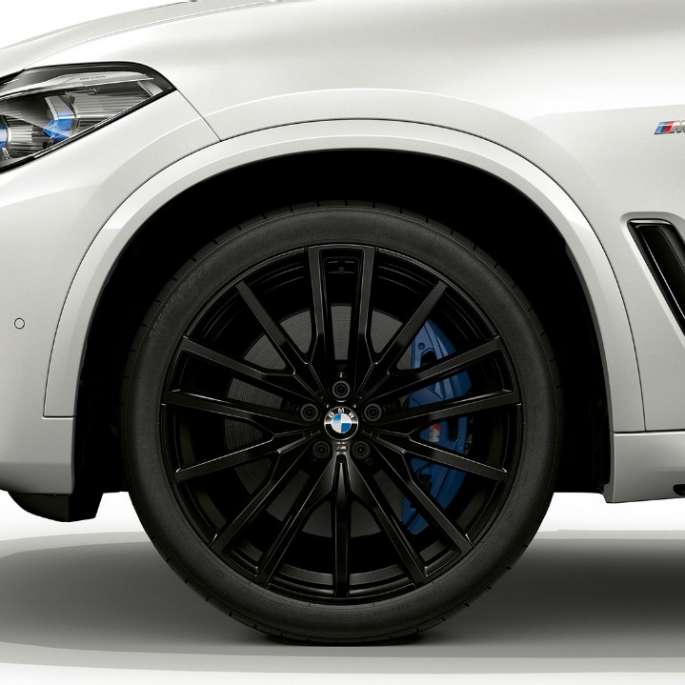 Business M Sport, BMW X5 xDrive40i, sivunäkymä etuosasta ja vanteesta Business M Sport, BMW X5 xDrive40i G05 2018 metalliväri Mineral White, sivunäkymä etuosasta ja vanteesta