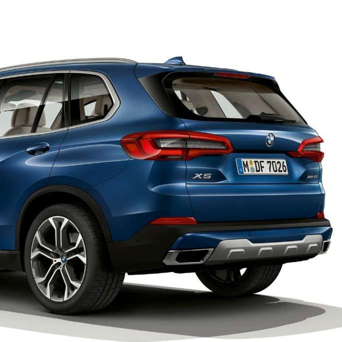 Business xLine, BMW X5 xDrive40i, kolmen neljäsosan näkymä takaosasta Business xLine, BMW X5 xDrive40i G05 2018 metalliväri Phytonic Blue, kolmen neljäsosan näkymä takaosasta