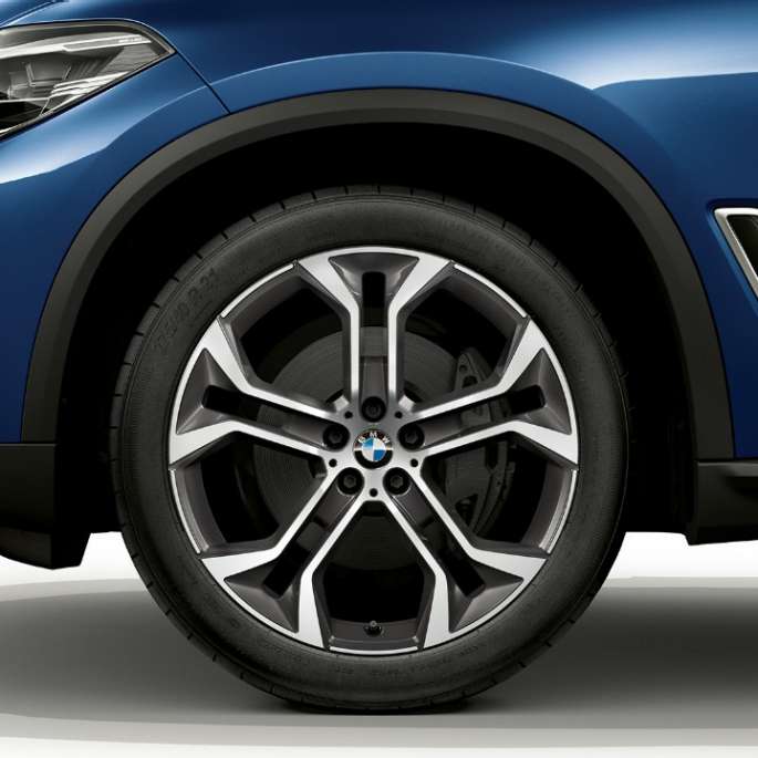 Business xLine, BMW X5 xDrive40i, sivunäkymä etuosasta ja vanteesta Business xLine, BMW X5 xDrive40i G05 2018 metalliväri Phytonic Blue, sivunäkymä etuosasta ja vanteesta