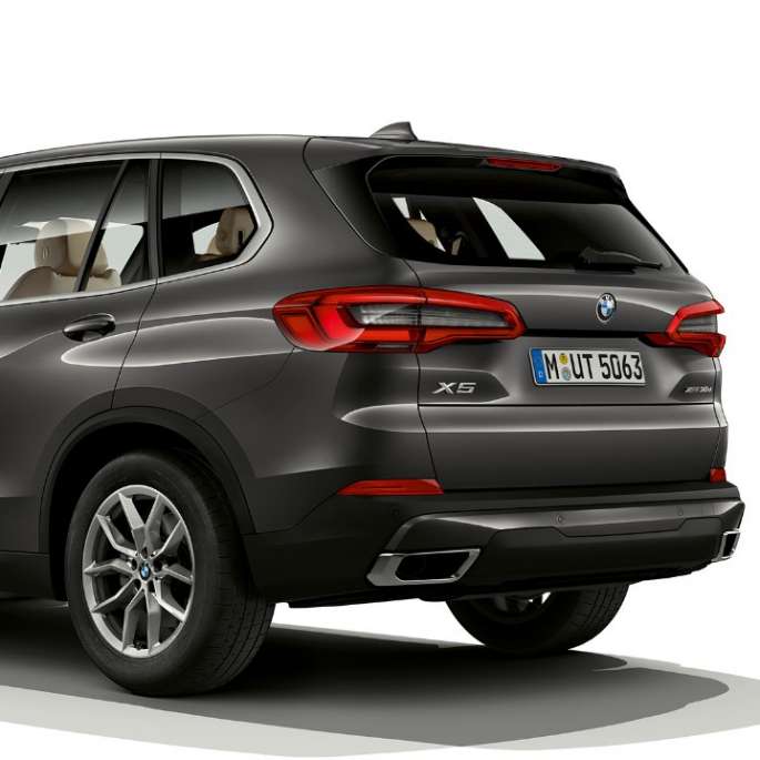 Perusmalli, BMW X5 xDrive30d, kolmen neljäsosan näkymä takaosasta Perusmalli, BMW X5 xDrive30d G05 2018 metalliväri Sophisto Grey Brilliant Effect, kolmen neljäsosan näkymä takaosasta