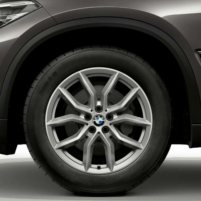 Perusmalli, BMW X5 xDrive30d, sivunäkymä etuosasta ja vanteesta Perusmalli, BMW X5 xDrive30d G05 2018 Sophisto Grey Brilliant Effect, sivunäkymä etuosasta ja vanteesta