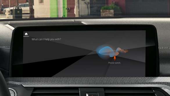 Remote Software Upgrade, BMW X5 Nainen juo kupillisen kahvia sillä välin, kun hänen BMW X5 -autonsa ohjelmisto päivittyy Remote Software Upgraden kautta, G05 2018