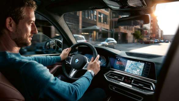 Connected Navigation, BMW X5 BMW X5 G05 2018, sisätila, kuljettaja käyttää Connected Navigationia