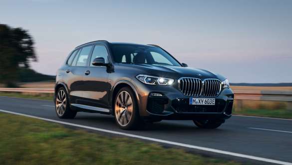 Plug-in hybrid BMW X5 xDrive45e G05, kolmen neljäsosan näkymä liikkeellä olevan auton keulasta Plug-in hybrid BMW X5 xDrive45e G05, kolmen neljäsosan näkymä tiellä liikkeellä olevan auton keulasta