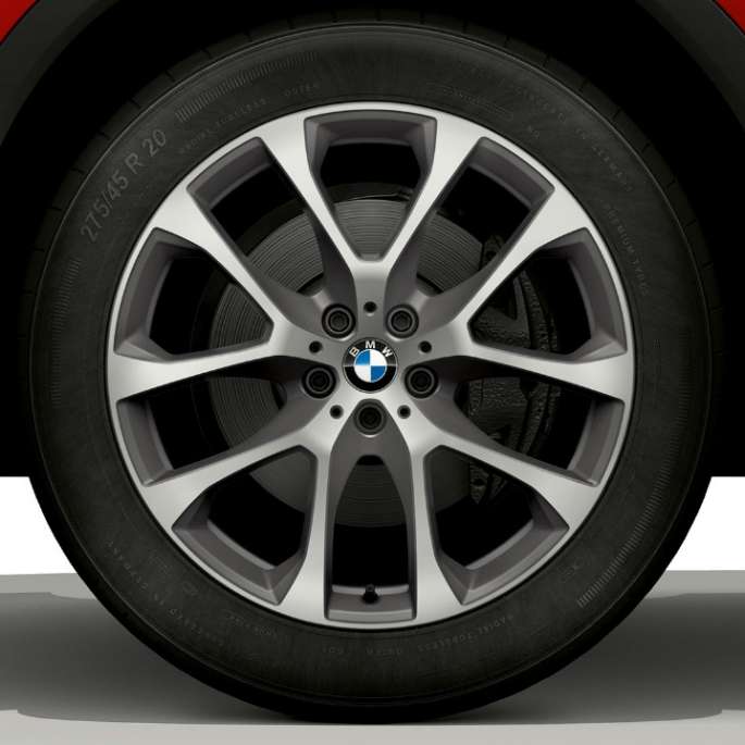 BMW X6, jossa BMW Business xLine, kevytmetallivanne. BMW X6, jossa BMW Business xLine, kuva kevytmetallivanteesta.