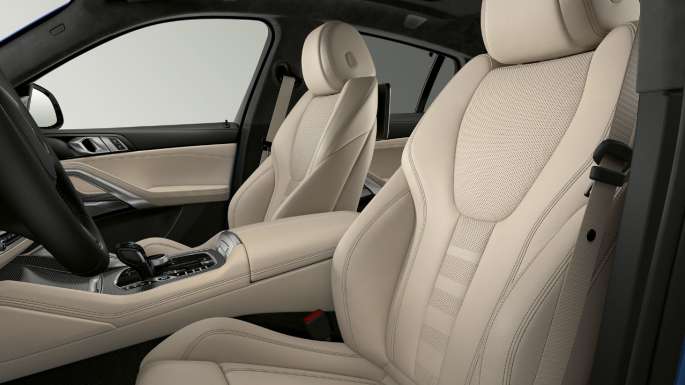 BMW X6, jossa M Sport -paketti, verhoilu. BMW X6, sisätila, jossa M Sport -paketti, kuva verhoilusta.