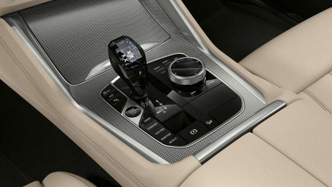 BMW X6, jossa M Sport -paketti, keskikonsoli. BMW X6, sisätila, jossa M Sport -paketti, kuva keskikonsolista.