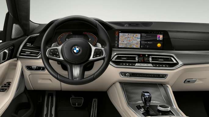BMW X6, jossa M Sport -paketti, ohjaamo. BMW X6, sisätila, jossa M Sport -paketti, kuva ohjaamosta.