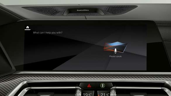 Head-Up-näyttö, jossa BMW Intelligent Personal Assistant. BMW X6, ohjaamo, kuva Head-Up-näytössä näkyvästä BMW Intelligent Personal Assistant -avustimesta.