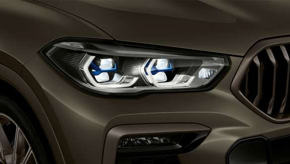 BMW-laserajovalot. Lähikuva BMW X6:n laserajovaloista.