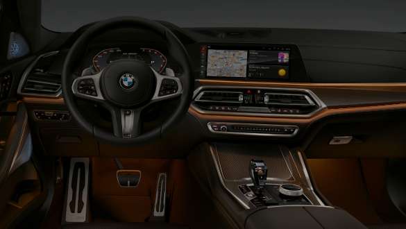 Ohjaamo, kuva Ambient-tunnelmavalaistuksesta. BMW X6, ohjaamo, kuva Ambient-tunnelmavalaistuksesta.