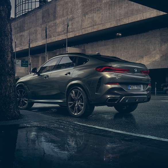 BMW X6, ulkopuoli. BMW X6, 3/4-näkymä takaa kaupunkinäkymän edustalla.