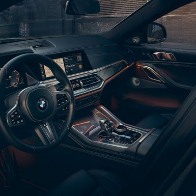 Ohjaamo, kuva 12,3” näytöistä. BMW X6, ohjaamo, kuva 12,3” näytöistä.