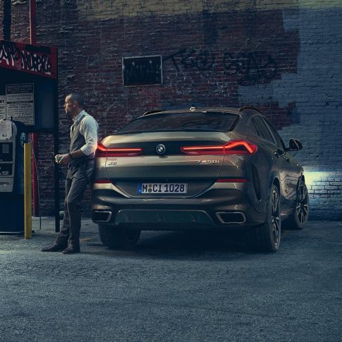 BMW X6, perä. BMW X6, näkymä perästä kaupunkinäkymän edustalla.