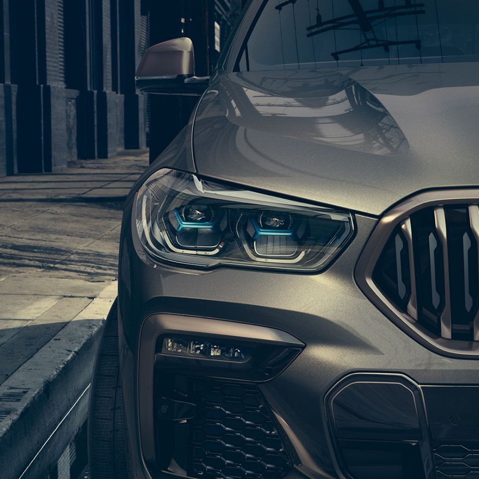 BMW-laserajovalot. Lähikuva BMW X6:n laserajovaloista.