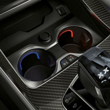 Lämpötilasäädöllä varustettu juomateline. Lähikuva BMW:n sisätilassa olevasta, lämpötilasäädöllä varustetusta juomatelineestä.