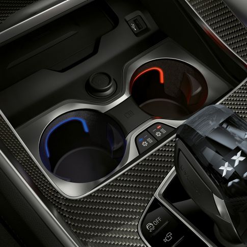 Lämpötilasäädöllä varustettu juomateline. Lähikuva BMW:n sisätilassa olevasta, lämpötilasäädöllä varustetusta juomatelineestä.