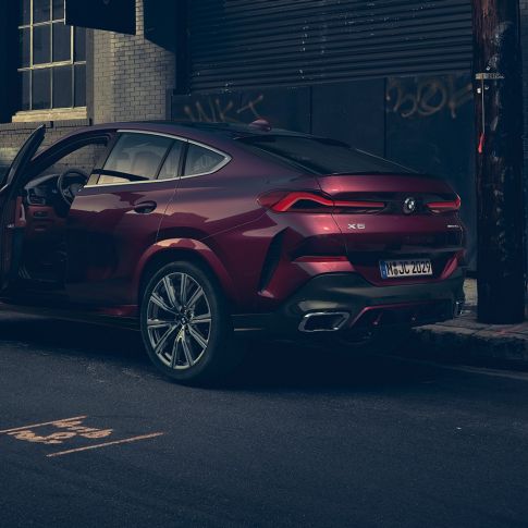 BMW X6 Individual, näkymä perästä. BMW X6 Individual, 3/4-näkymä perästä auton ollessa pysähtyneenä.