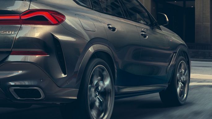 Adaptiivinen M-alusta Professional. 3/4-näkymä BMW X6:n perästä.